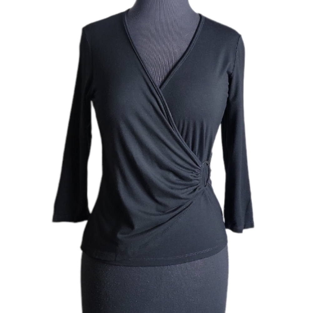 Daisy Fuentes faux wrap v neck form fitting black top size medium